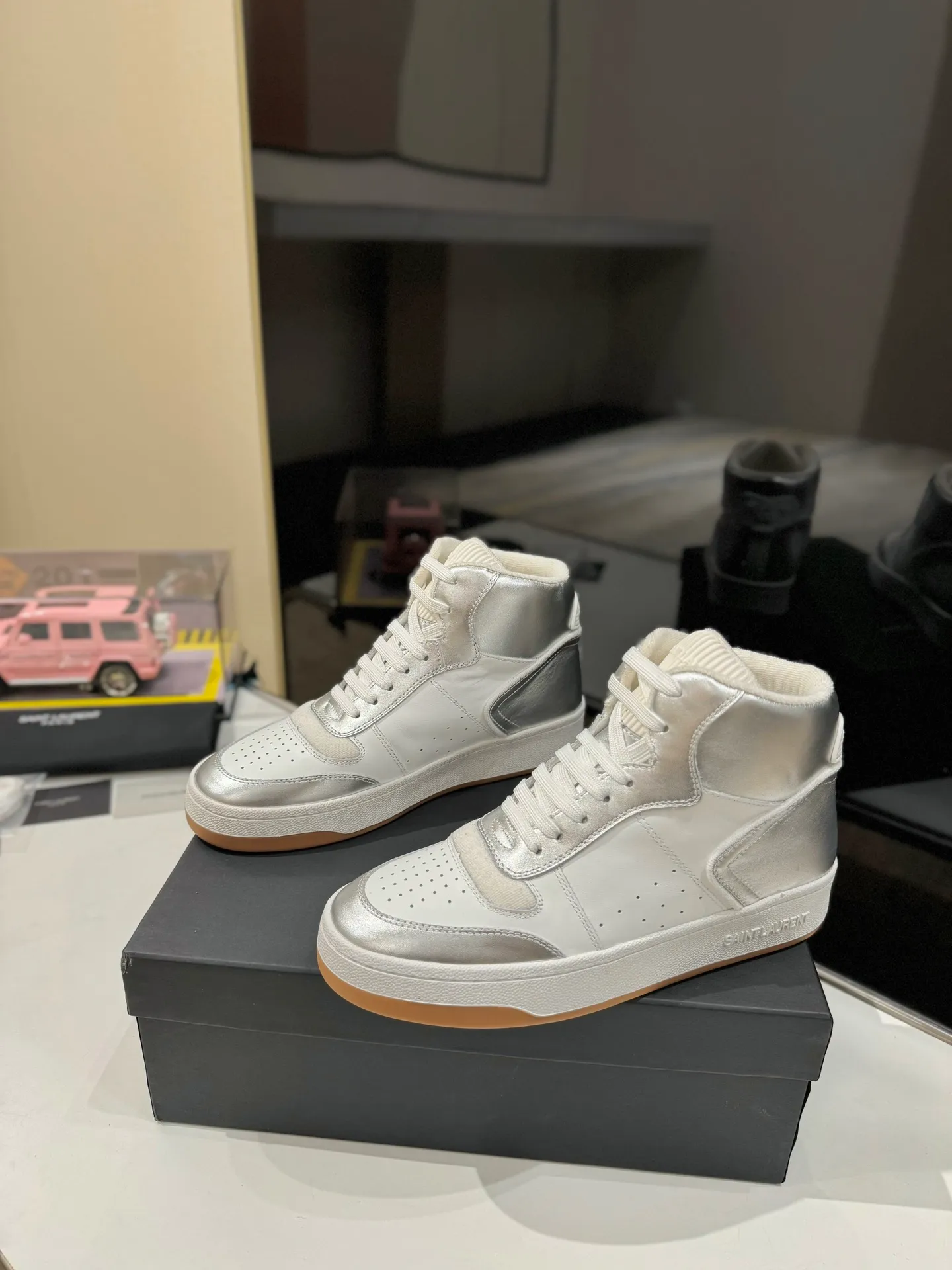 👟👟Ex-factory price 680👟👟 [High version for couples] YSL SAINT LAURENT Yves Saint Laurent SL61, the latest popular casual series in spring and summer...👍👍 Yves Saint Laurent SL61, original purchase, 1:1 replica, fresh blood injection and casual retro design, super good-looking and versatile, the upper is made of cowhide punching and splicing, the upper is super soft , lightweight and comfortable to match with sweatshirts, it is recommended to have one pair in each hand😁 ✅Fabric: Original customized cowhide ➕Punching process ➕Last process ✅Inner lining: Original towel lining ✅Feet: Original customized cowhide ✅Outsole: Original molded two-color bottom ✅Packaging: Original full set of packaging ✅Code number: 35-46 (Female 41.42. Male 38.45.46 Customized, non-returnable)